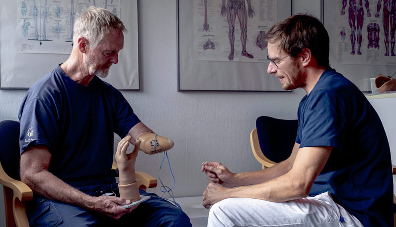 Mand til konsultation om sin armprotese - Sahva