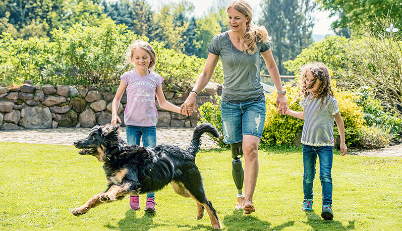 Benamputeret leger med sine børn og hund