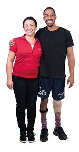 Mand med protese holder armen om en Sahva medarbejder