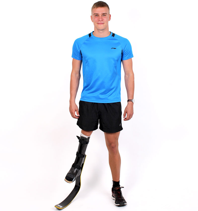 Ung sportsmand med kortbensprotese og blade