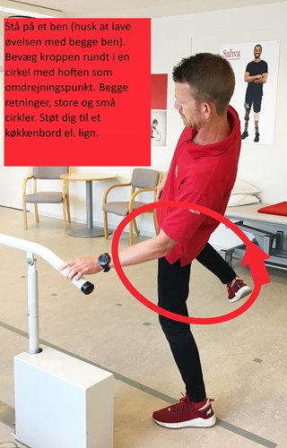 Bevæg så overkroppen rundt i en cirkel ovenpå benet, der stort set står stille.